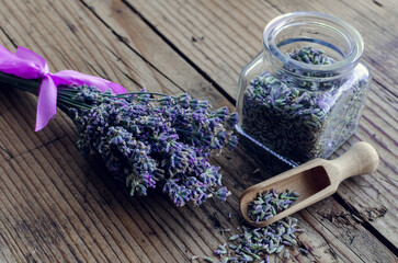Bunch of lavender flowers on a wooden background © Nelli Kovalchuk