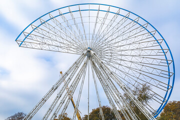 Obraz premium Démontage de la grande roue à la grue