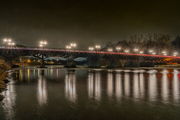 Fototapeta na wymiar Die Thalkirchner Brücke bei Nacht