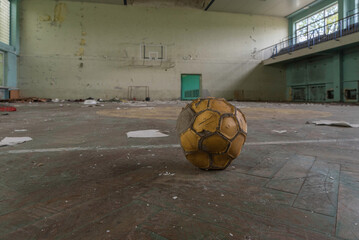 Opuszczony Stadion Gwardii żużlowo piłkarski w Warszawie. Sala treningowa , zrujnowane wnętrze. - obrazy, fototapety, plakaty