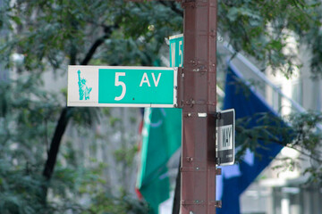 5th avenue sign in the New York City