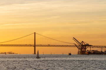 Obraz premium Bridge over the river and industrial cranes by the water