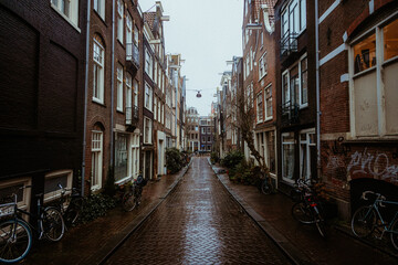 Niederlande | Amsterdam - Gasse nach schwerem Regen