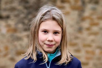 portrait de jeune fille de 10 ans en lumière naturelle