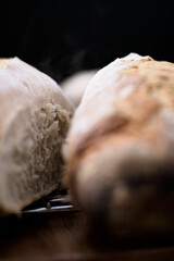 Pain au levain rustique, les grignes en gros plan