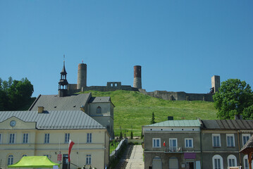 Stare miasto ( kamieniczki , ratusz , kościół) o średniowiecznym pochodzeniu . Na wzgórzu ruiny zamku z kamienia . Chęciny koło Kielc . © Grzegorz