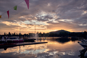 L'heure dorée, le lac de Metz envoutant au coucher de soleil avec son vol de montgolfières, les...