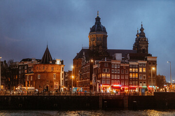 Fototapeta premium Niederlande | Amsterdam - Blick auf Basilika St. Nikolau bei Nacht