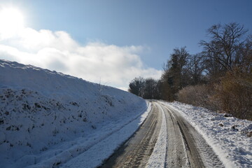 Route de campagne et talus en hivers