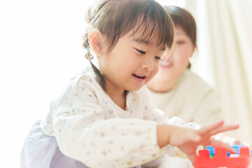 女の子と遊ぶお母さん