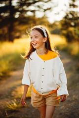 Niña feliz corriendo