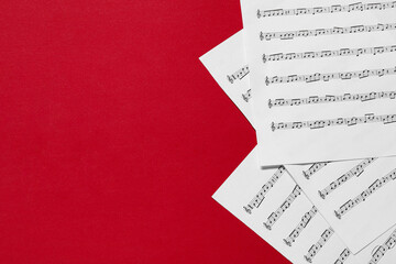 Naklejka premium Note sheets on red background, flat lay. Space for text