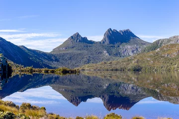 Foto op Plexiglas Cradle Mountain wide shot of cradle mountain reflected on dove lake on a calm summer morning at cradle mountain national park