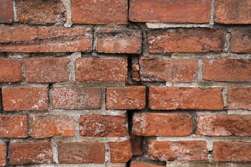 Obraz premium 煉瓦の壁 ひび割れ 亀裂 壁 煉瓦積み 擁壁 コピースペース