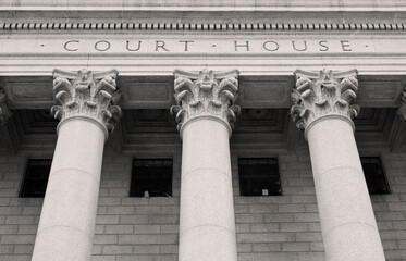 Obraz premium Facade of federal courthouse with towering columns. 