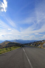 四国カルスト　カルスト台地と青空と白い雲
