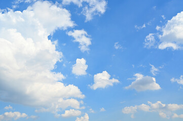 Obraz na płótnie Canvas white cloud on blue sky, natural background