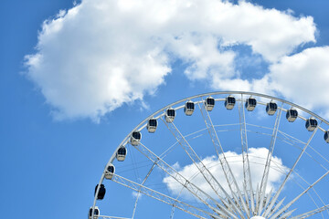 Perspective of SkyView Atlanta Ferris Wheel from Centennial Olympic Park - obrazy, fototapety, plakaty