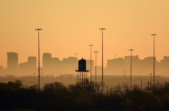 Los edificios del centro de Dallas, Texas dan trasfondo a un tinaco municipal.
