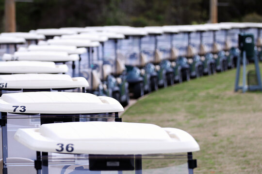 Una persona ordena los carritos de golf antes del torneo