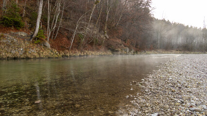 Kalter Winter Morgen am Fluss in Bayern