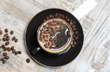 Taza café caliente con granos de café 