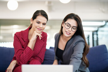 Obraz premium Businesswoman discussing with colleagues.