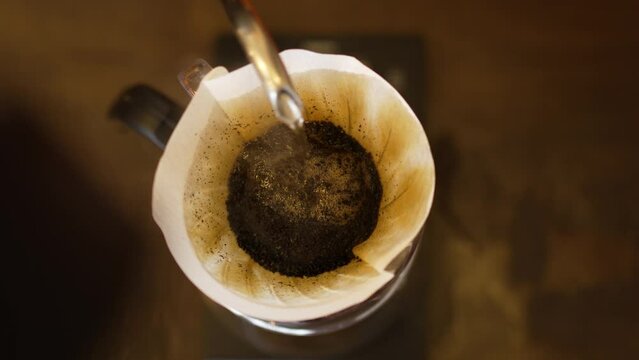 珈琲にお湯を注ぐ