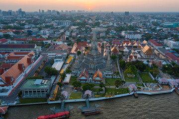 Obraz premium Aerial view Day to Night of Chao Phraya River with Royal Grand Palace and Emerald Buddha Temple Landmark of Bangkok, Thailand. Amazing Drone Footage over the City skyline in twilight.