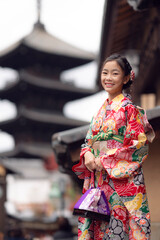 Obraz premium Asian traveler girl in Kimono traditional dress walking in old temple in Kyoto city