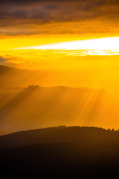 Early morning sun rays in the hills © Liam