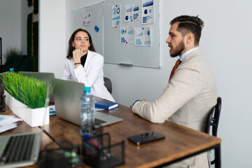 Obraz premium businessmen at a large desk in a meeting room during a rally