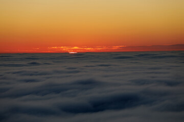 Fototapeta na wymiar Abendrot über den Wolken