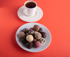 photo a cup of coffee with chocolates top view