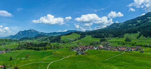 Fototapeta na wymiar Panorama-Blick ins Oberallgäu bei Schöllang