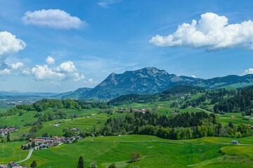 Fototapeta na wymiar Frühling im Oberallgäu - Ausblick auf den Grünten, das Illertal und die Orte Oberthalhofen und Hinang