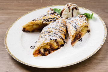 apple strudel with ice cream