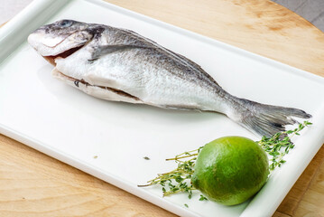 dorado fish with lime and thyme
