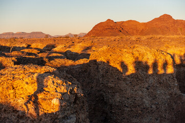 Obraz premium Silhouttes of spectators watching the sunset near Sesriem canyon, Namibia.