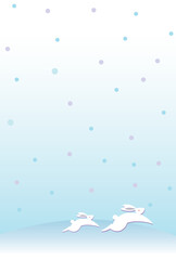 雪化粧の中を走る親子のウサギ
