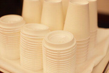 レストランの食卓にあるたくさんのコーヒー用の紙コップ