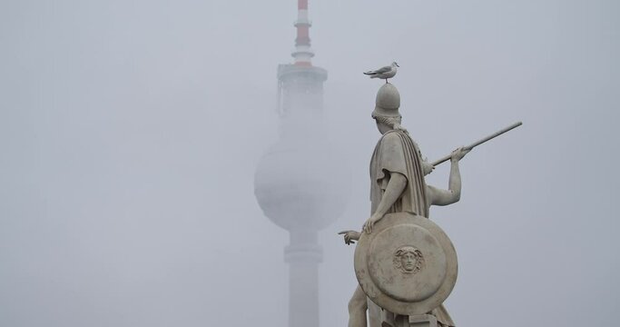 Nebliche Aussicht auf Berliner Fernsehturm.