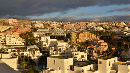 Obraz premium Coucher de soleil sur la ville à Tenerife, canaries, Espagne