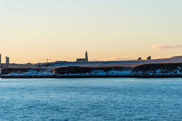 imagen de la catedral de Reykjavík des del mar a primera hora de la mañana