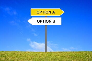 Schild Wegweiser zeigt Option A oder Option B
