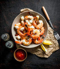 Freshly cooked shrimps with spices, sauce and lemon.