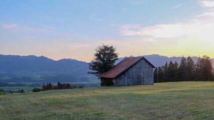 Altes Holzhaus beim Sonnenuntergang bei Sonthofen am Berg