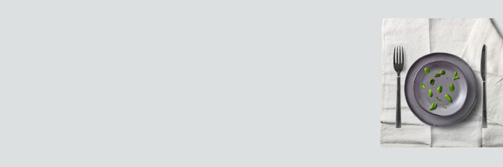 Tischgedeck mit Basilikum / Banner / Textfreiraum