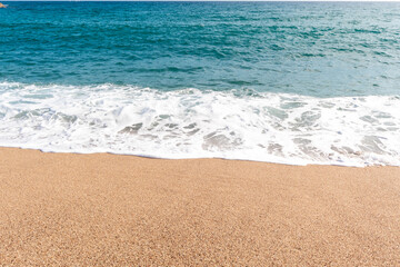 Paisaje marino de la costa brava con la imagen de la playa con la espuma de las olas finalizando en...