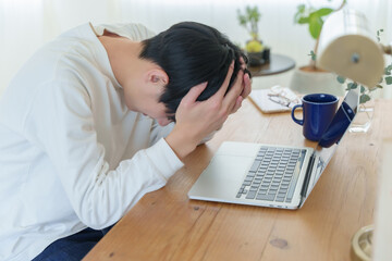 ショックを受けるリモートワークの男性